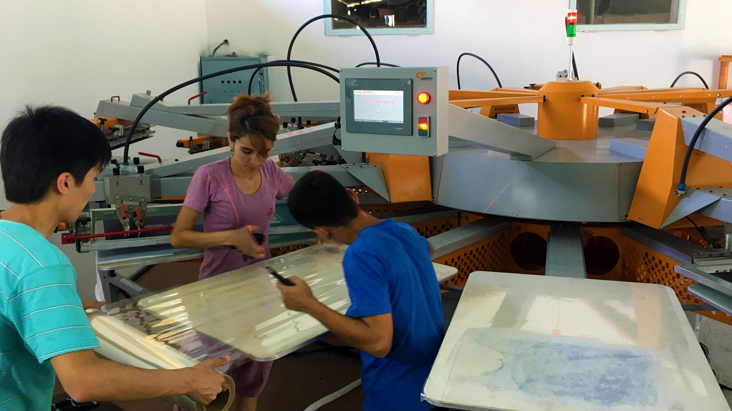 Печатники работают на станке GRAFICA TEX